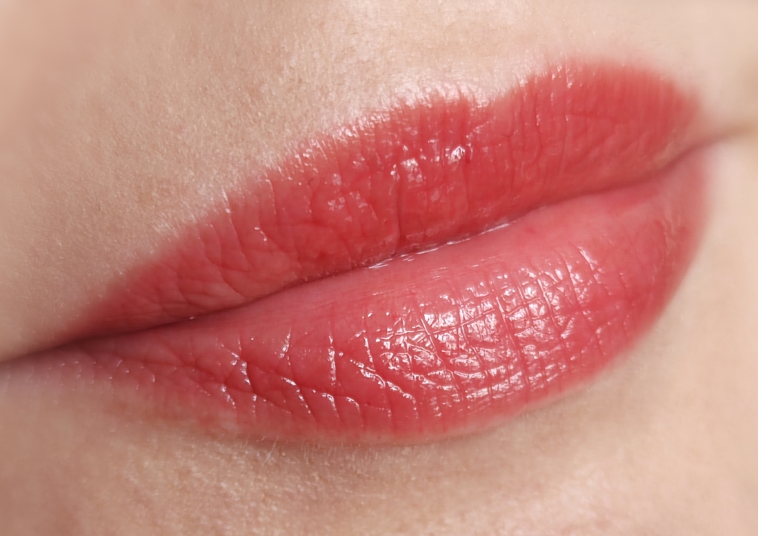 Через 1 час. На губах ещё остается яркий пигмент от блеска, и присутствует увлажняющий эффект