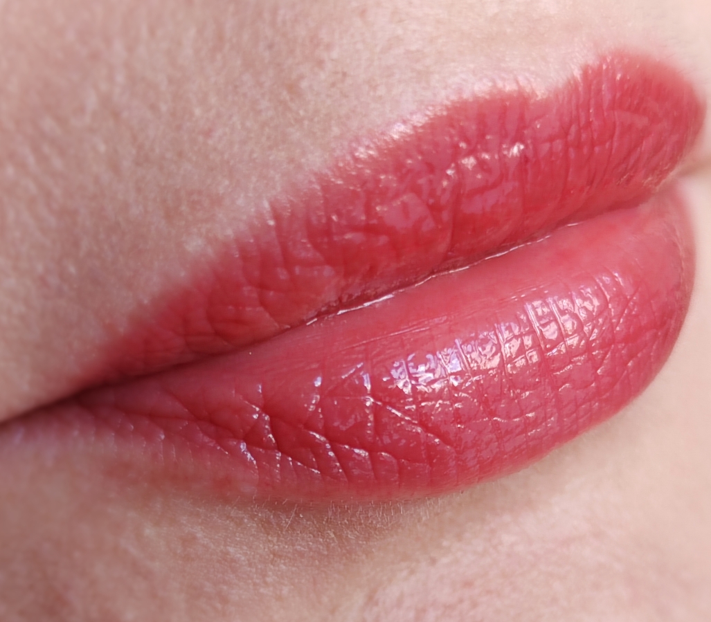 Дневное освещение. При использовании кисти, покрытие получается тонким, равномерным, с лёгким глянцевым финишем.