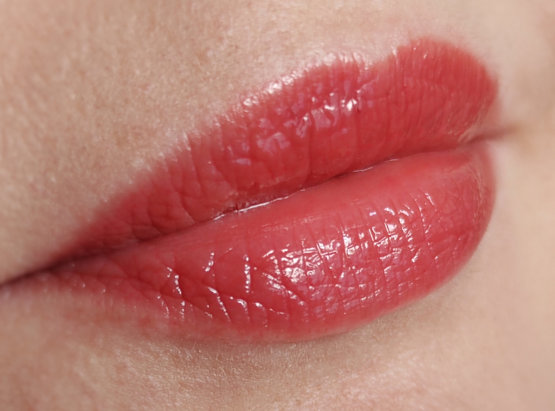 Дневное освещение, за окном солнечно