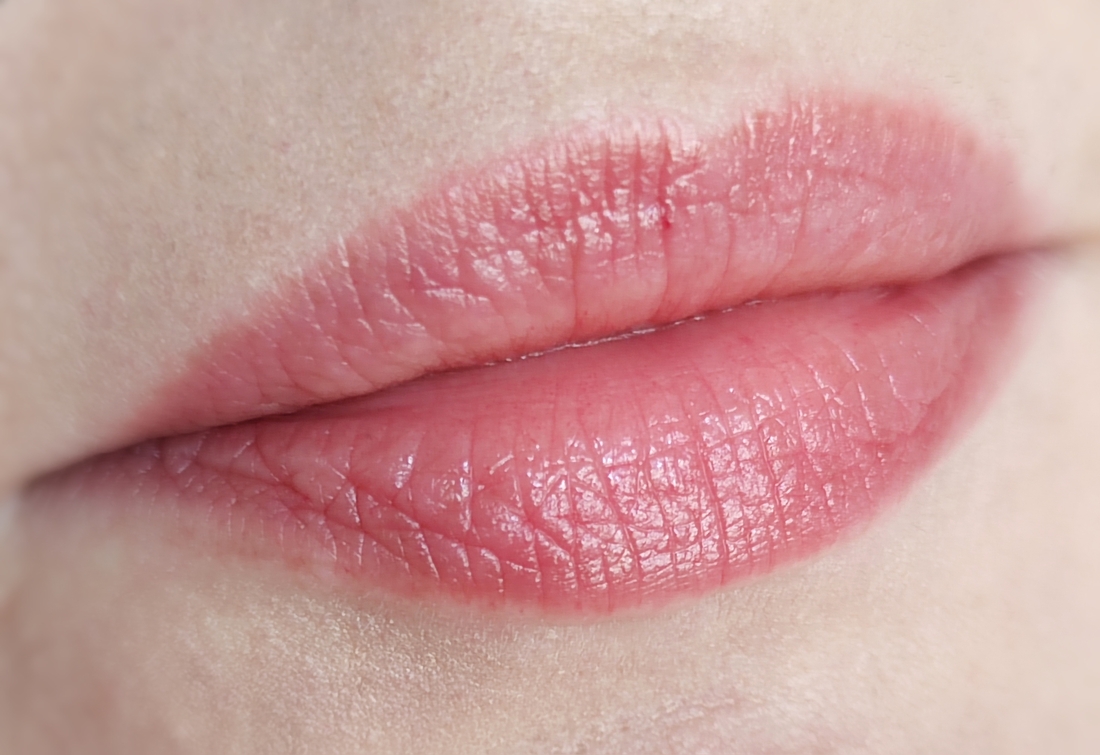 Через 2 часа. Блеск практически весь впитался в кожу. Цвет сходит почти равномерно (если обойтись без перекусов). Губы мягкие, и пока ещё, увлажненные.