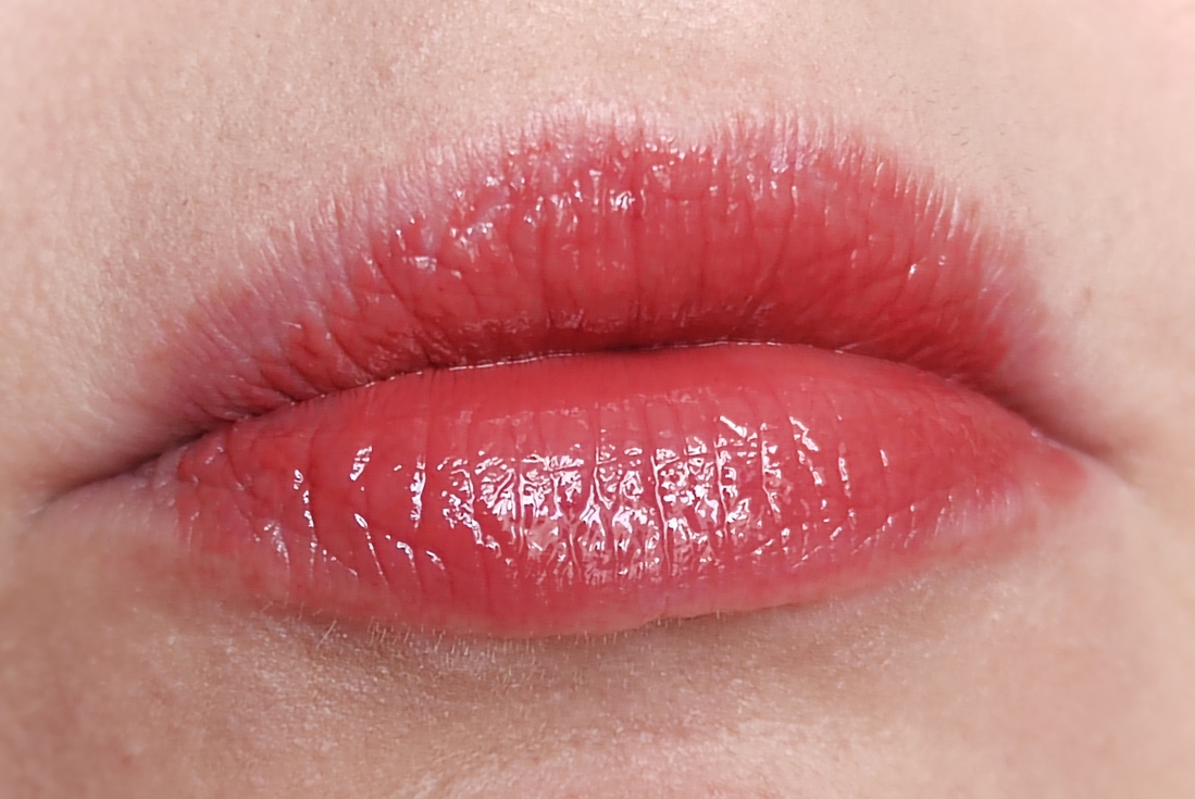 Нанесение блеска прямо стиком. Возле контура губ тяжело рисовать круглым тающим срезом. В итоге, в центре лежит сплошная пигментированнная масса, зато по краям или не прокрашено будет, или выйдет за контур губ, придётся там кожу подчищать