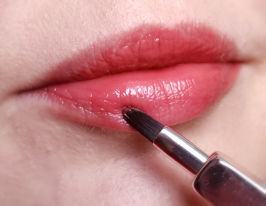 Распределяю кистью ранее нанесенный блеск, для более равномерного покрытия по всей площади. Добавила позже ещё блеска из стика кистью для более насыщенного цвета