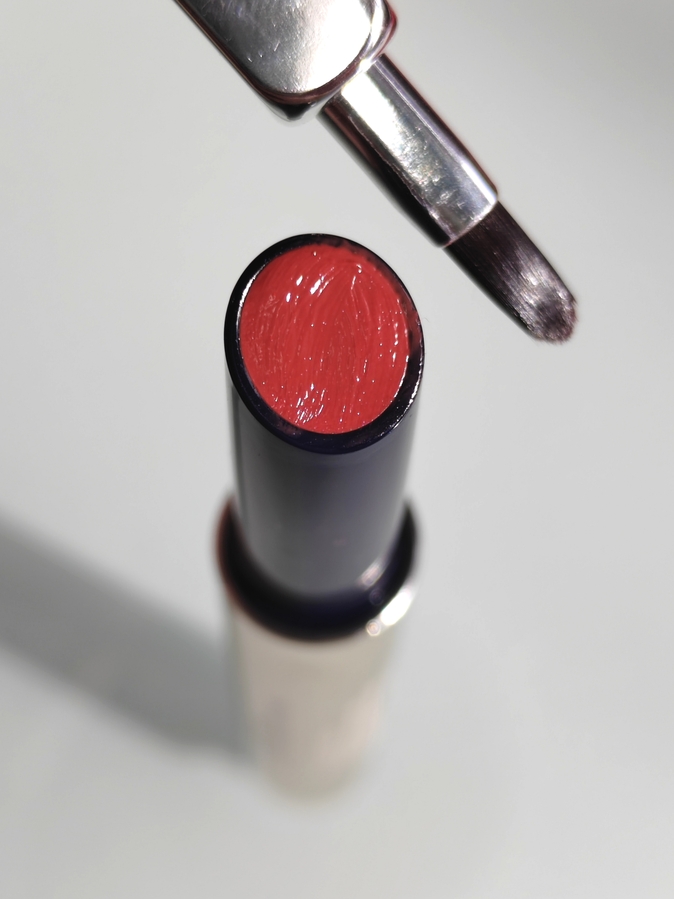 В помощь идёт кисть для помады