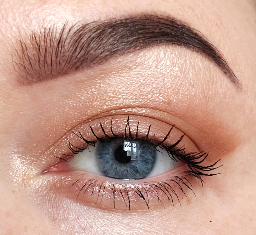 Дневное освещение, за окном солнечно