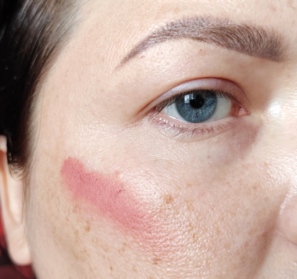 Румяна нанесены руками