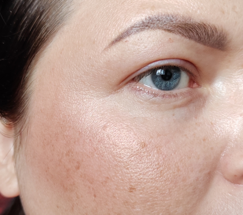 Дневное освещение. Хайлайтер и румяна, растушёваны руками на чистой коже, без тона и пудры