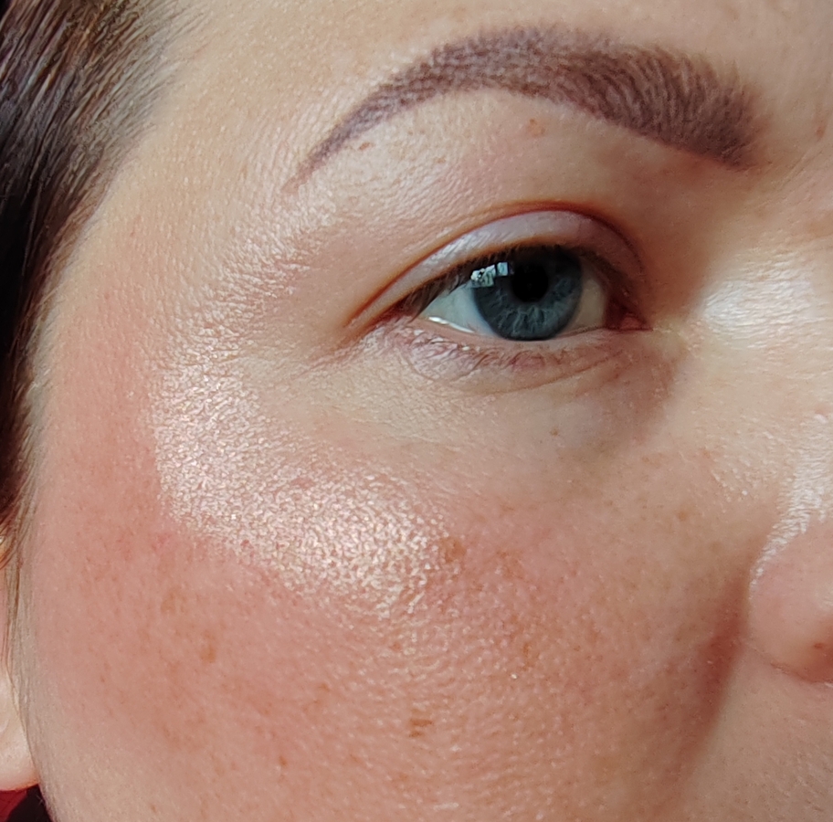 Дневное освещение, в глубине комнаты. Нанесены румяна и растушеванный. Сверху нанесён хайлайтер