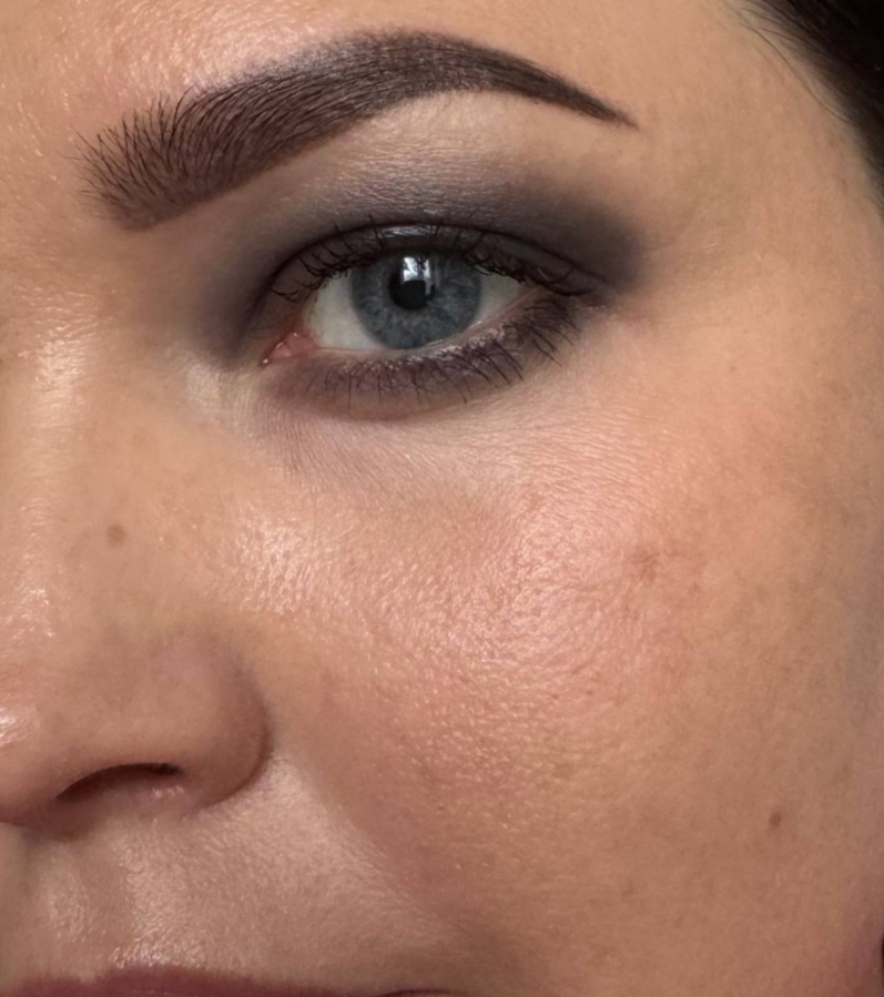 До румян. На коже тон+пудра