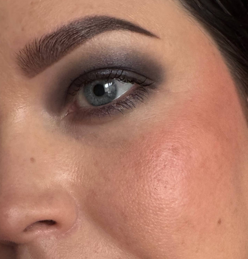 Румяна в два слоя, чисто для фото, в двух оттенках одновременно. И это ещё не предел, можно нанести дополнительный слой, и тогда цвет будет очень интенсивным и ярким