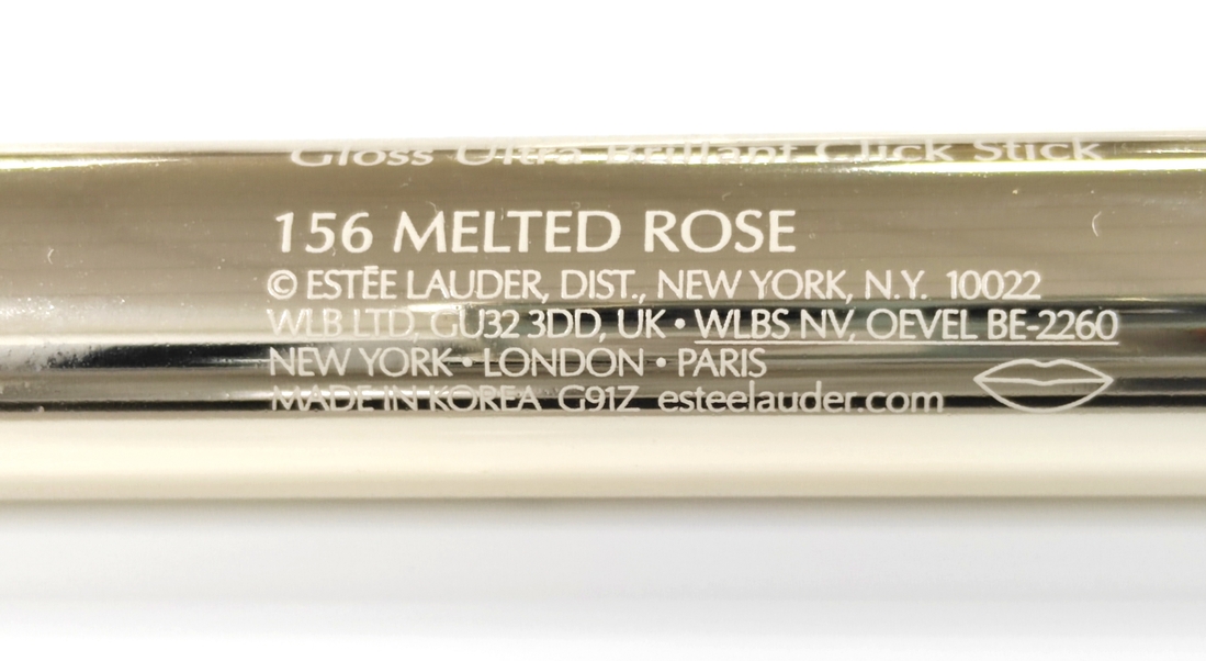 Название оттенка и производство напечатано на корпусе краской, которая не облазит. Кстати, шрифт слегка объёмный, чувствуется тактильно, крупный и чёткий!