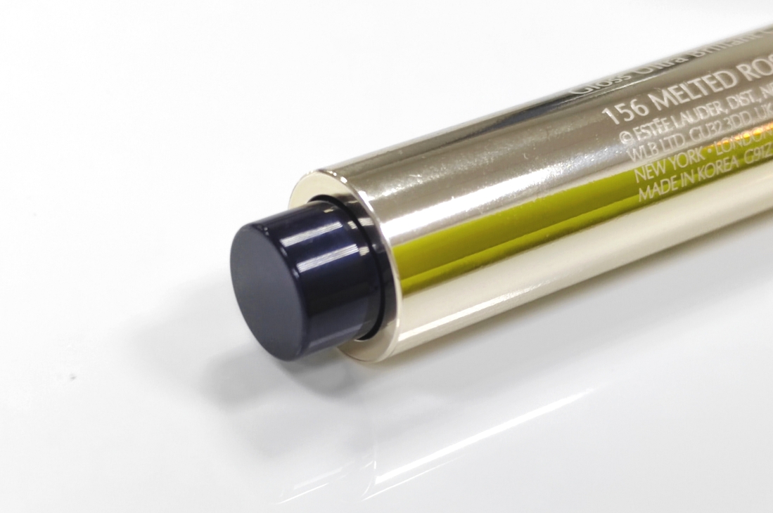 Кликабельная кнопка, позволяющая выдвинуть блеск на пол-миллиметра. Работает без заеданий и холостых😀