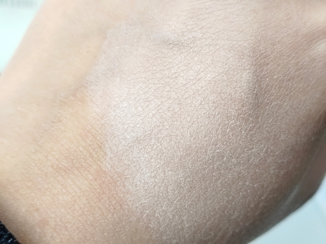 Дневное освещение. Пудра растушеванна на сухой коже рукой. Кистью же такого выбеленного эффекта не будет