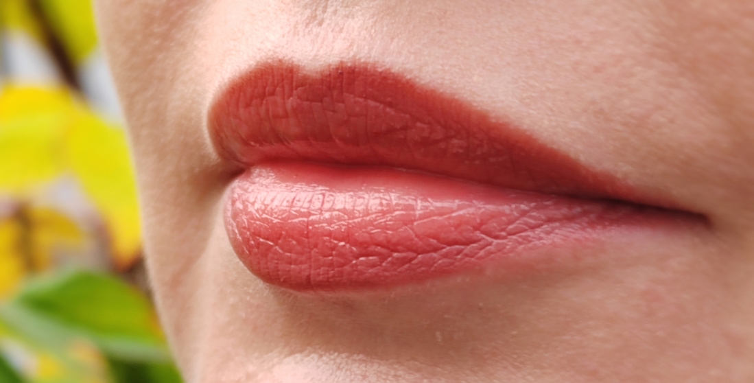 На улице. Солнца нет. Через 2 часа. Благодаря карандашу и более плотному покрытию блеска, губы намного дольше остаются с насыщенным ярким цветом.