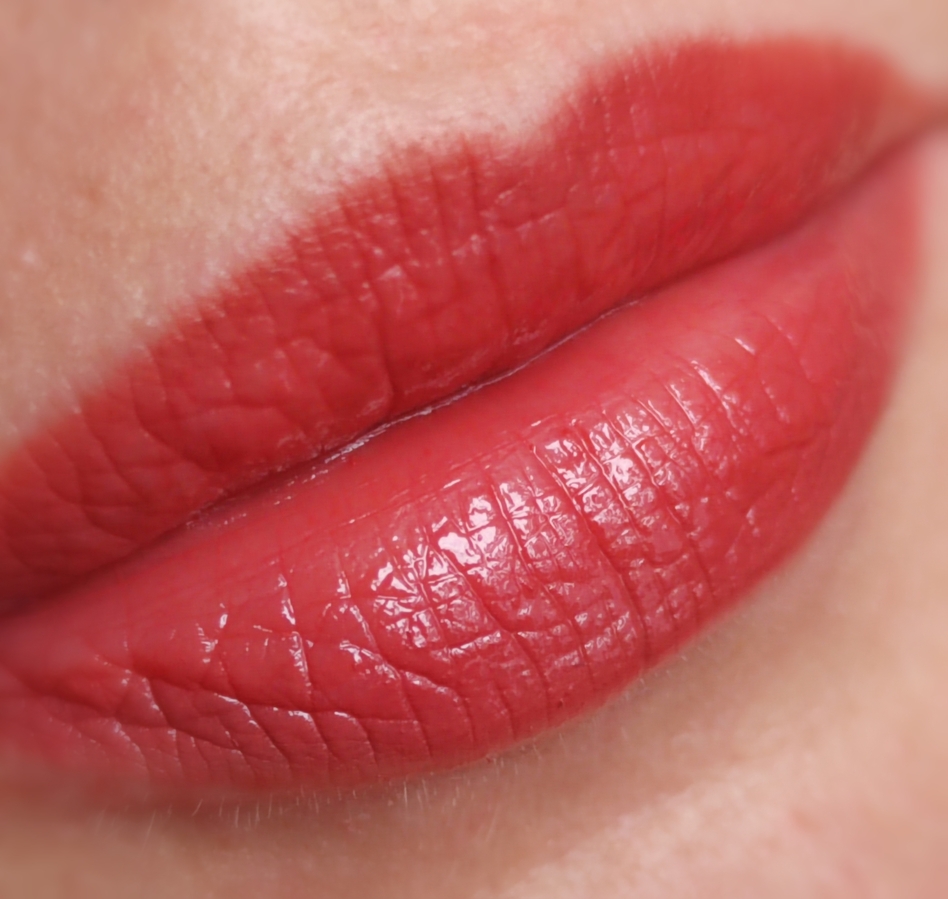 Дневное освещение. Через 1 час. Губы все ещё имеют насыщенный цвет блеска