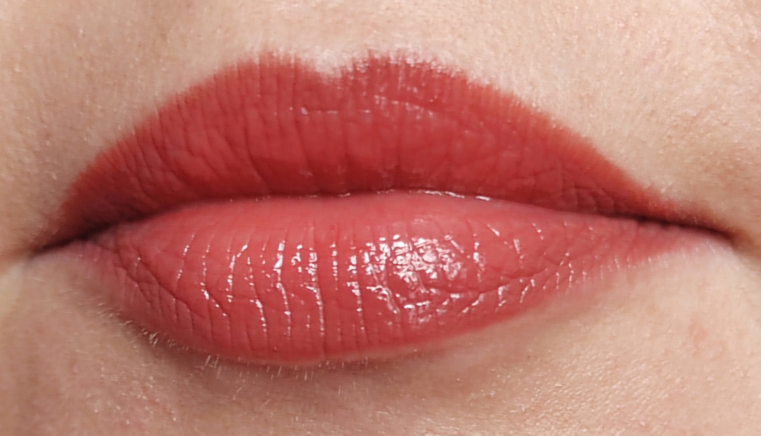 Дневное освещение. Блеск нанесён стиком. Вначале присутствует красивый глянец, покрытие более плотное, пигментированное, яркого красно-кирпичного цвета