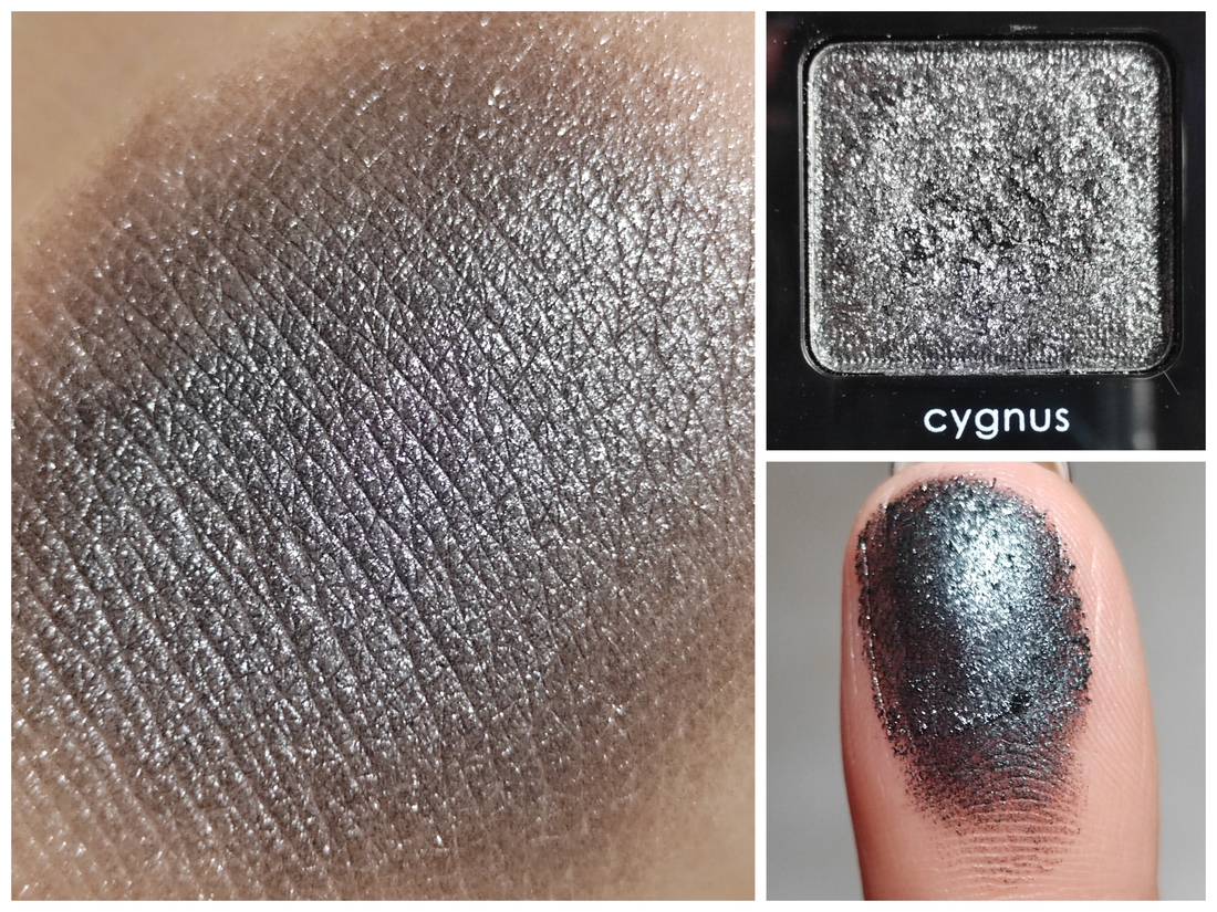 Спаркл, жирный и маслянистый по текстуре, тёмного, серо-черного цвета. При наслаивании цвет более насыщенный. В составе миллион блесточек - на свету сверкают нереально! При этом, вообще не осыпаются. Наносятся и тушуются даже кистью.