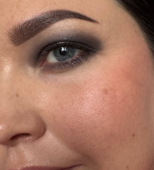 Дневное освещение. Румяна слегка нанесены на кожу, но ровно в том количестве, как хожу с ними в жизни