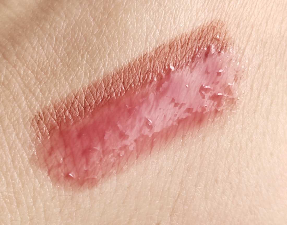 Дневное освещение. Дуэт средств для губ 4 D: блеск и карандаш для губ Dolce&Gabbana оттенок № 02 Giggle