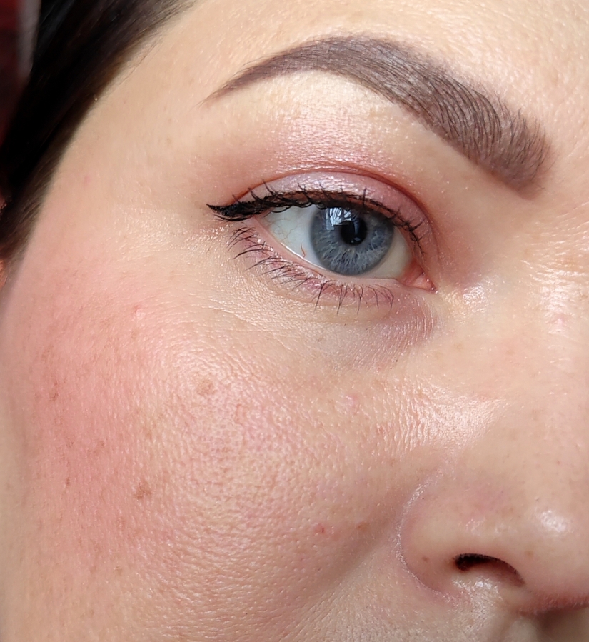 Дневное освещение. На коже два оттенка румян