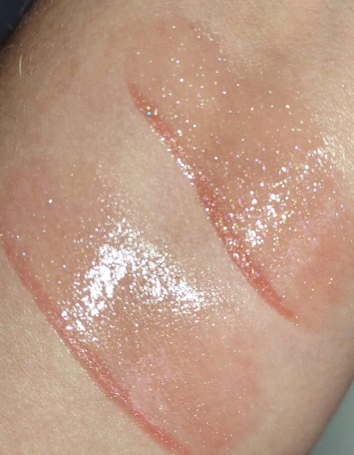 Слева - Fenty, справа - Maybelline. Фотовспышка