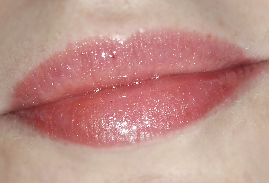 Фотовспышка. Каждый блеск красиво блестит, но от Maybelline блестки более сверкающие, так как они крупнее по размеру и их очень много