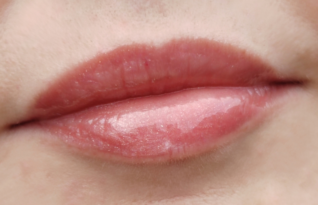 На улице. Погода хмурая. Здесь отлично видно, как Fenty словно бы стирает структуру кожи губ, делая их с нереально гладкой поверхностью
