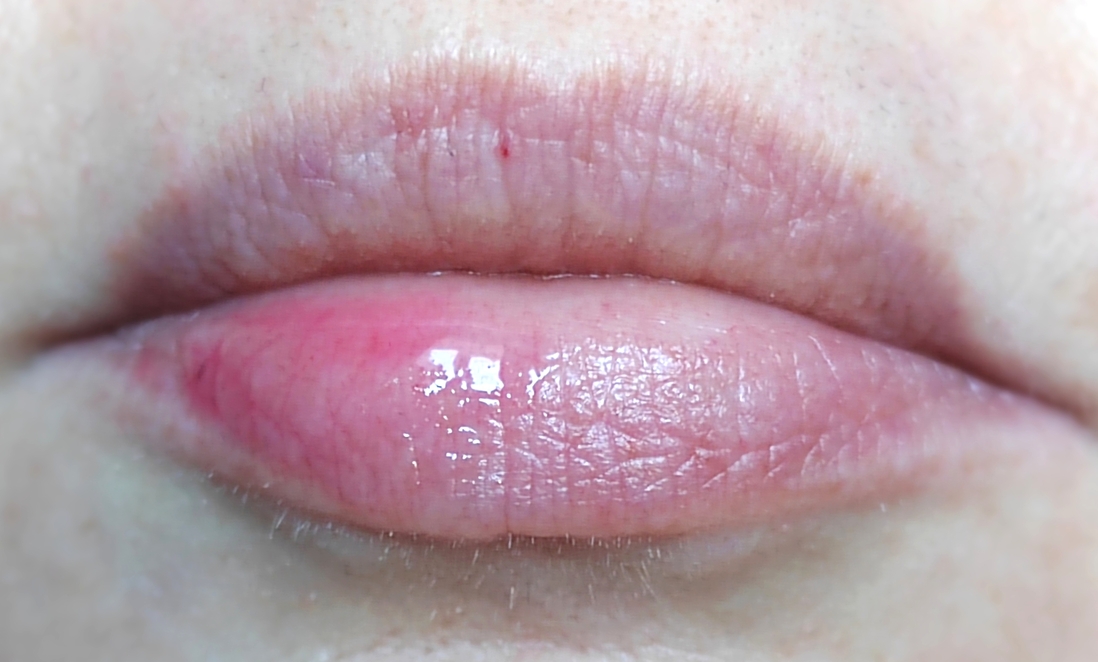 Дневное освещение. Чистые губы, с не ровным контуром и не однородным пигментом