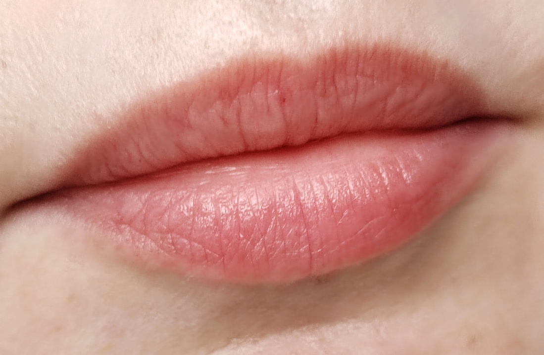 Через 3 часа, после перекуса. Остаётся лёгкий приятный тинт. Губы уже нуждаются в обновлении бальзама