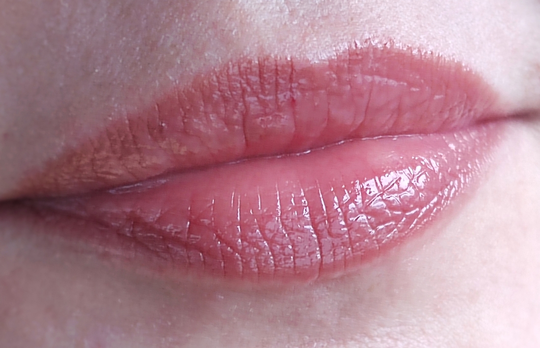 На улице, пасмурно. Цветопередача здесь на фото верна на 90%