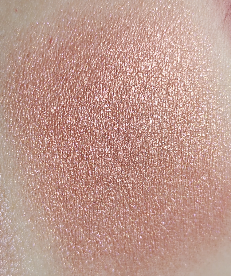 Металлик цвета заката. Немного шершавый тактильно. Переносить лучше пальцем, может осыпаться. Блесточки мелкие, розово-желтые.
