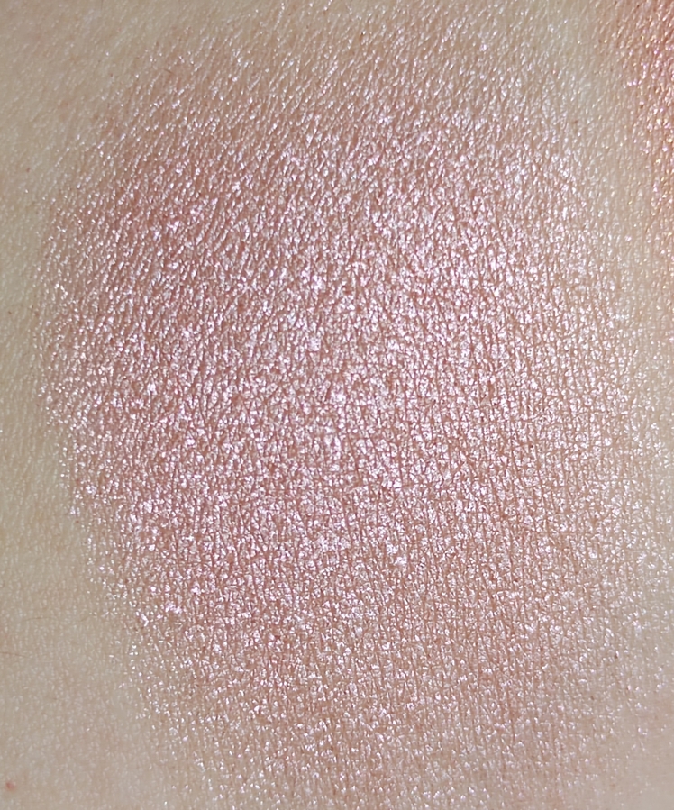 Нежно-розовый оттенок, с большим вкраплением перламутровых частиц. Текстура плотная, слегка сыпучая, оттенок полупрозрачный. Переносится аппликатором и пальцем лучше всего, но и плотная кисть из синтетики работает не хуже. Позиционируется как хайлайтер, так и есть. Красиво высветляет внутренний уголок глаза.