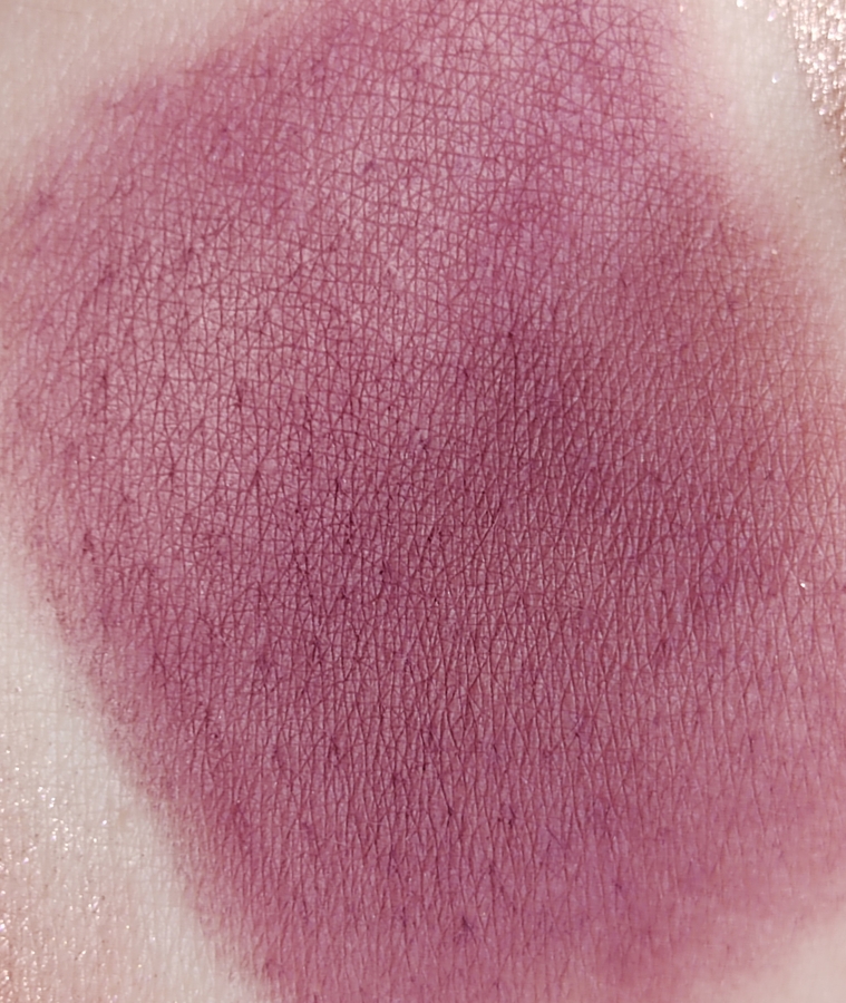 Чисто матовый оттенок, в рефиле кажется фиолетовым, на коже - свекольно-сливовым. При растушевке может проявляться кирпичный подтон. На сухой коже залипает, на базе - покрытие ровное, однородного цвета.