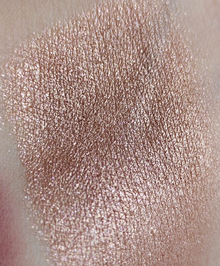 Бронзовый металлик. Рыхлая текстура, может осыпаться, так как содержит множество блесток. Наносить лучше аккуратно аппликатором. Самодостаточный цвет, можно нанести только его, накрасить ресницы и макияж готов!