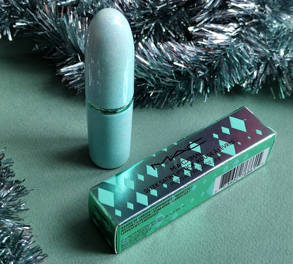 Лимитированная коллекция 2025 Губная помада с сатиновым финишем Mac Holiday Macximal Sleek Satin Lipstick в оттенке Future Beige