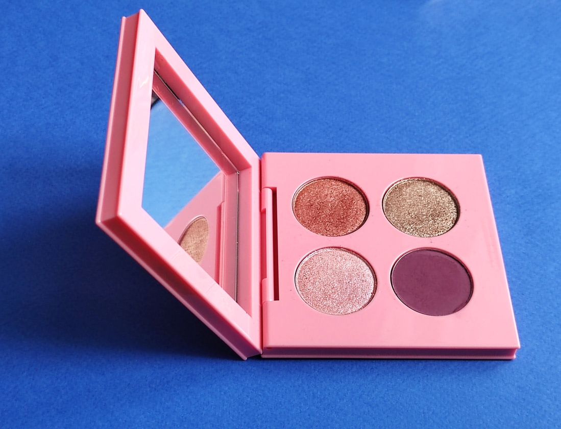 Зеркало отличное, без искажения, открывается крышка примерно на 130 градусов