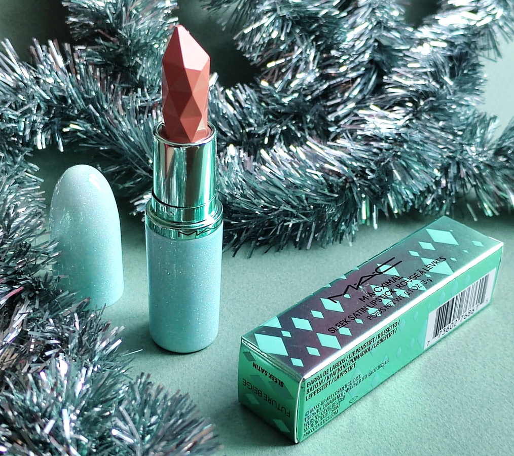 Лимитированная коллекция 2025 Губная помада с сатиновым финишем Mac Holiday Macximal Sleek Satin Lipstick в оттенке Future Beige