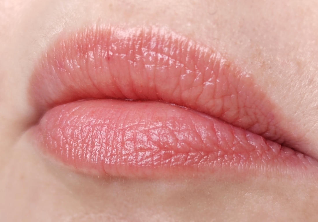 Дневное освещение. Через 2 часа. Есть стойкое ощущение нехватки увлажнения кожи