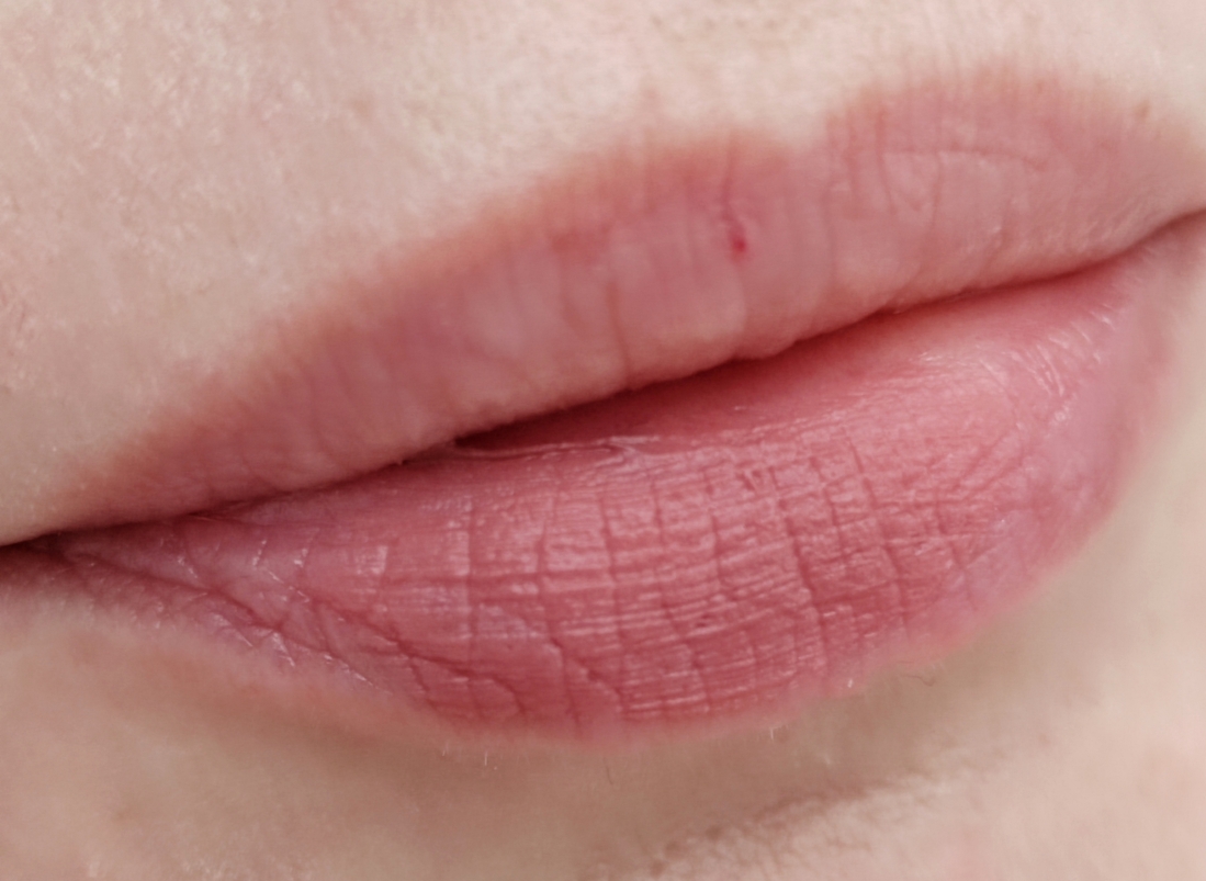 Дневное освещение. На чистые губы слегка нанесена помада в небольшом количестве