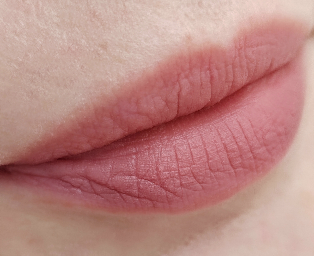 Дневное освещение. 1 слой покрывает губы полностью.