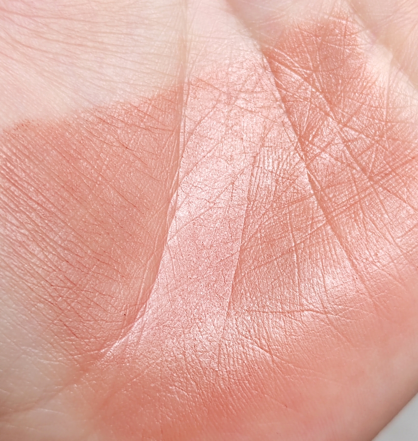 Помада легко распределяется благодаря маслянистой текстуре