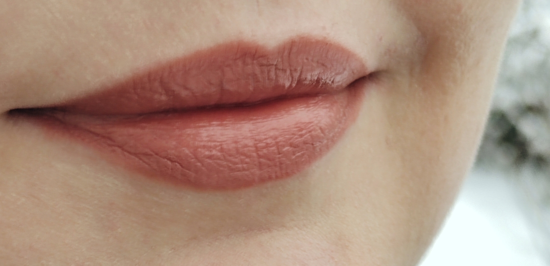 На улице. Погода хмурая, хотя время ещё полдень...