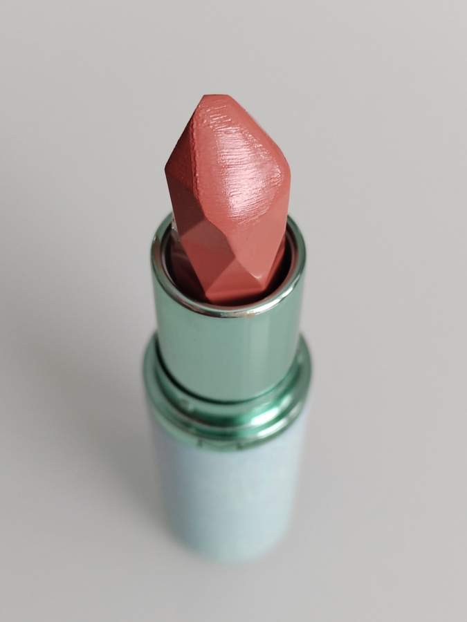 Спустя месяц не частого использования. Цветопередача оттенка помады здесь верна на 90 %