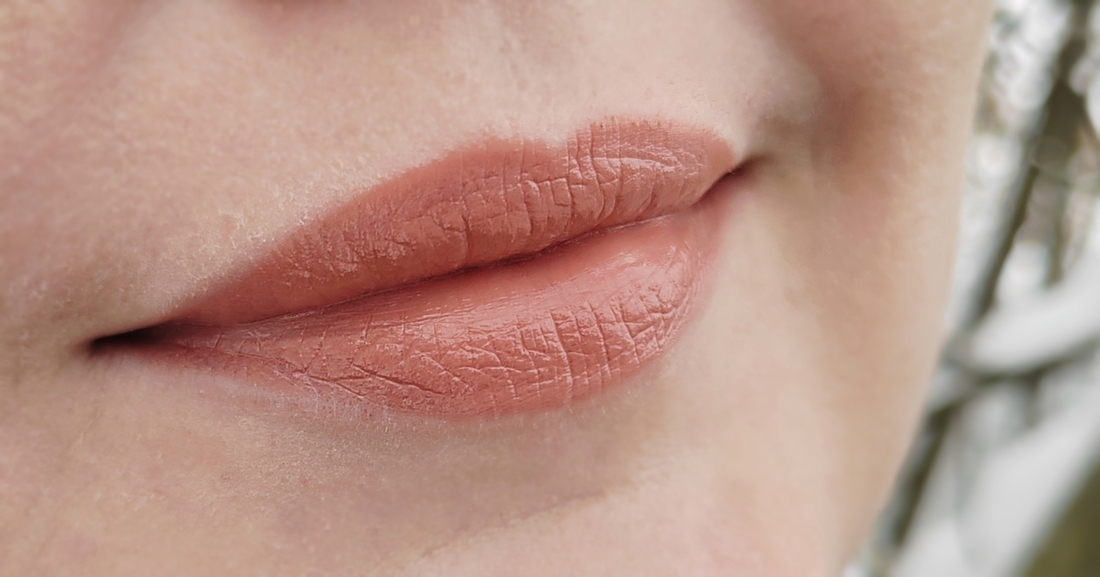 На улице. Зимнее дневное освещение. Цветопередача оттенка верна на 90%