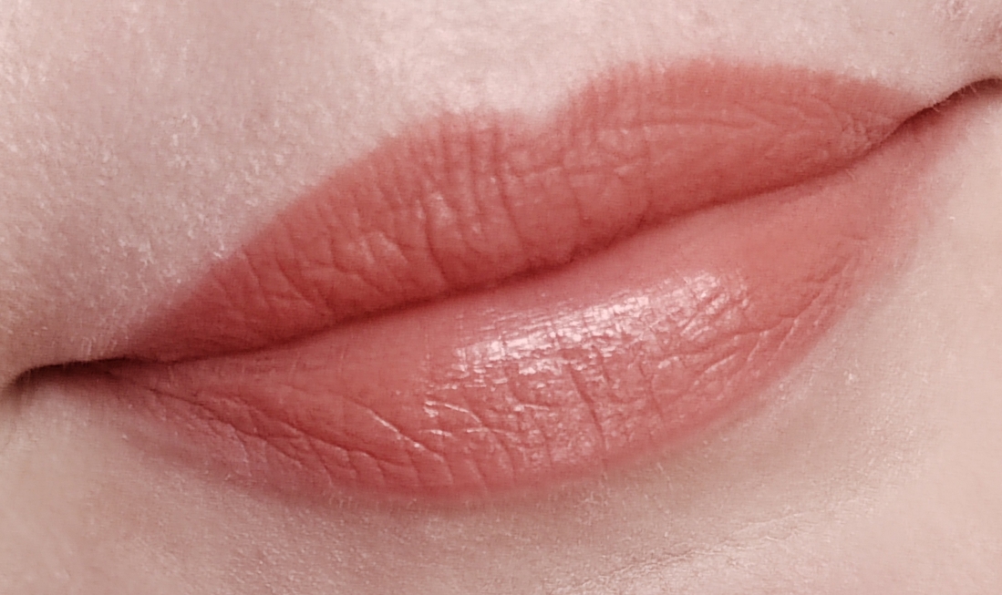 Дневное освещение. Здесь помада растушеванная по центру, поэтому покрытие смотрится более ровным