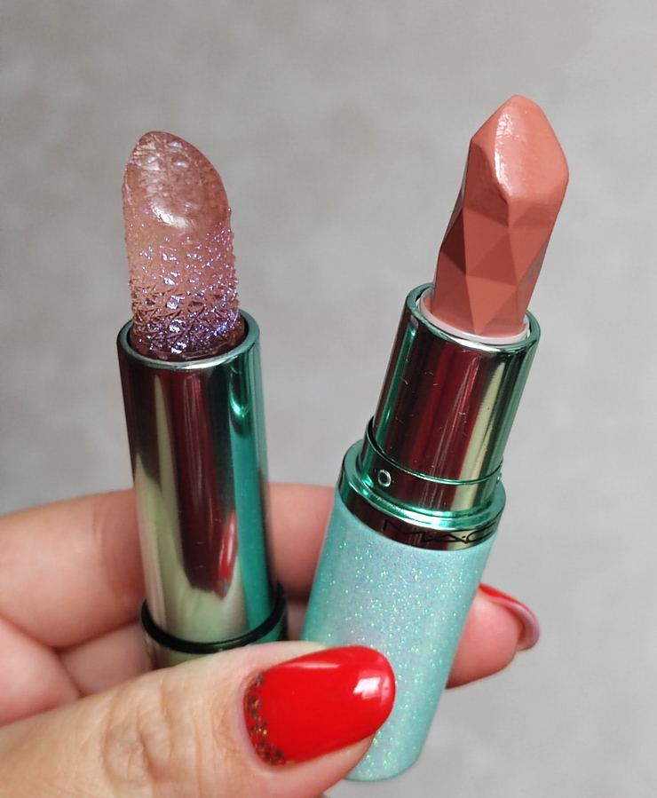 Дневное освещение. Масло в стике и губная помада с сатиновым финишем Mac Holiday Macximal Sleek Satin Lipstick в оттенке Future Beige - все из одной коллекции