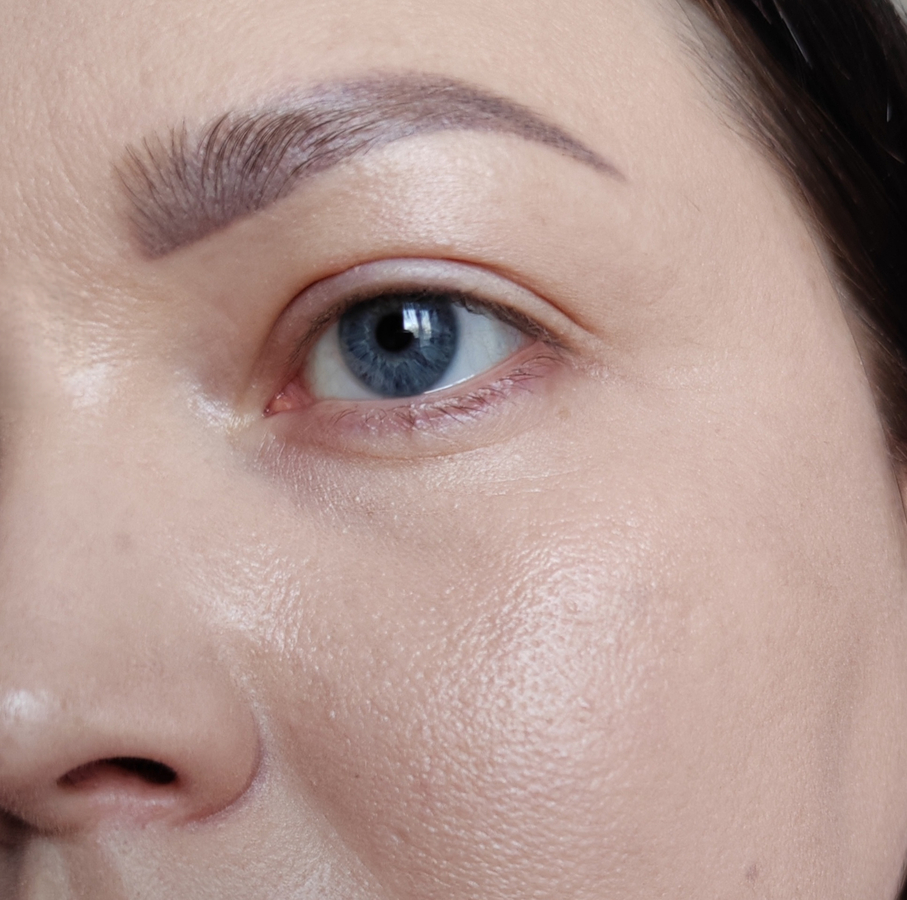 На коже только тональный крем № 100. Хорошее ровное покрытие