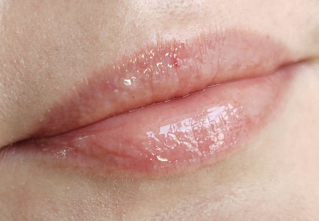 Дневное освещение (за окном проглядывает солнце)