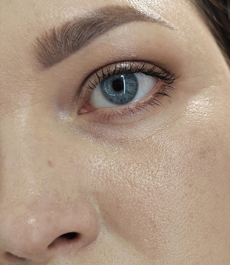 Искусственное освещение. Через 3 часа. На лице подчеркнуты все недостатки: и сухость и морщины. Тон с пудрой местами вообще исчез