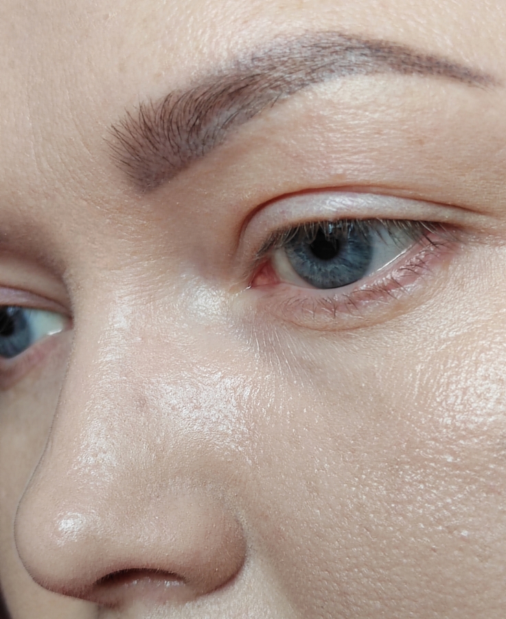 С финальным закреплением пудры, которая нанесена тонким слоем пушистой кистью