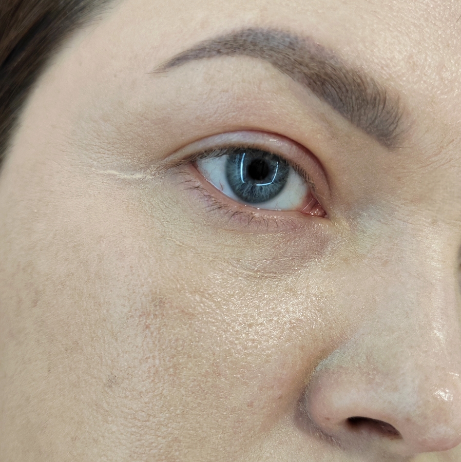 Через 5 часов. Весть пигмент забивается в морщинки, местами покрытие вообще исчезает с кожи. Проявляется сильный жирный блеск